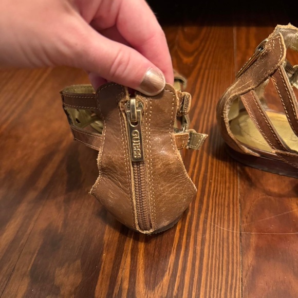 Guess Zip Up Patterned Gladiator Sandals - Picture 4 of 7